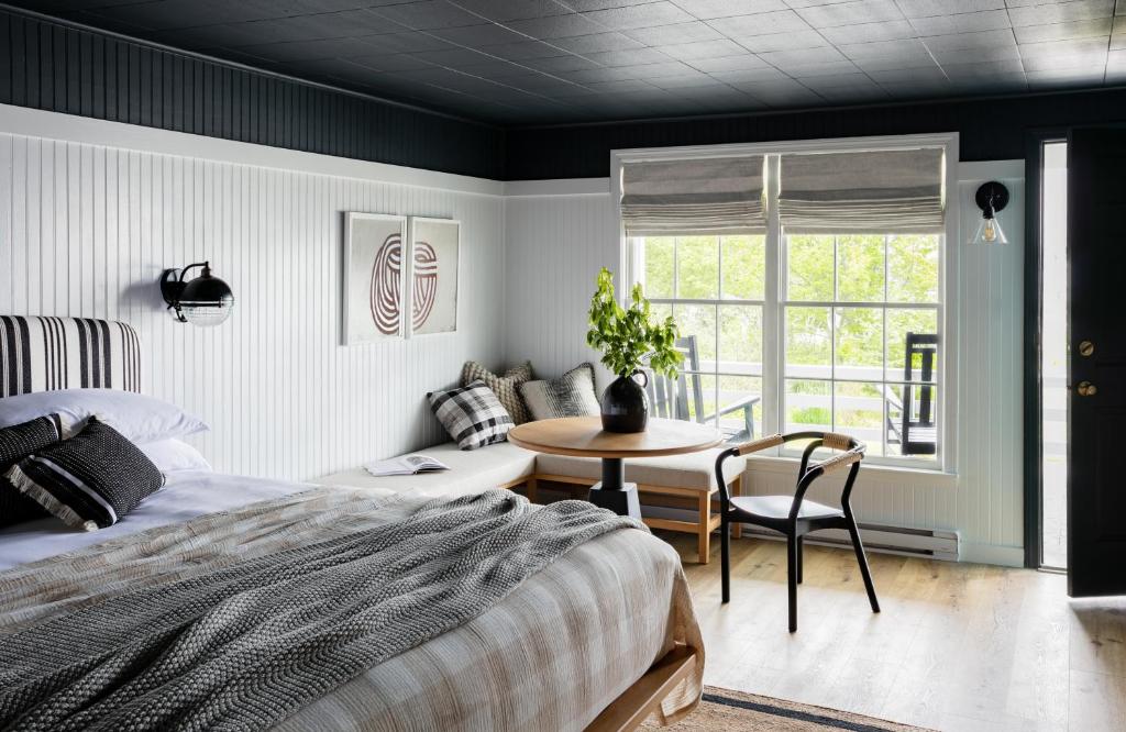 Bluebird Ocean Point Inn - Deluxe King Room
