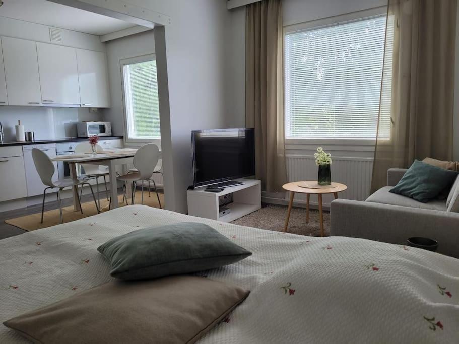 a room with a bed and a kitchen and a living room at Wäinönkatu 3 yksiö in Lappeenranta