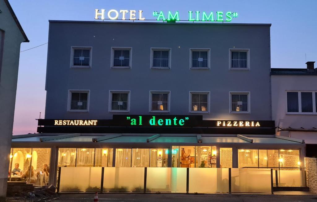 ein Hotel-km-Linien-Gebäude mit einem Schild darauf in der Unterkunft Hotel Am Limes in Enns