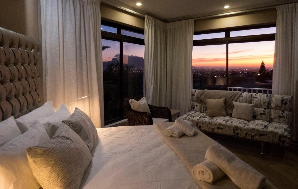 sala de estar con cama y ventana grande en Ville la'Rina, en Ciudad del Cabo