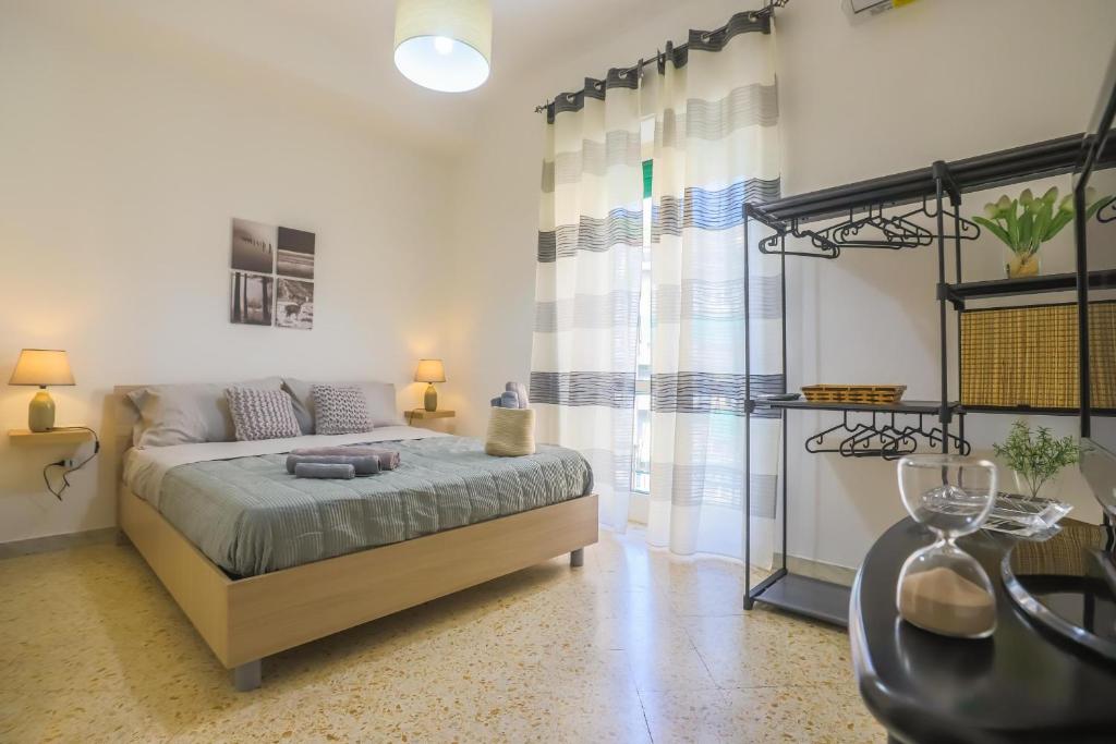 una camera con un letto di Grandmother's House - Salerno a Salerno