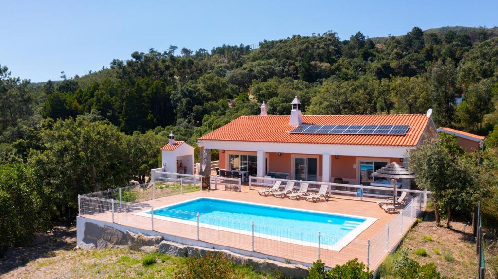 - une vue aérienne sur une maison avec une piscine dans l'établissement Luar do Cano, à Monchique