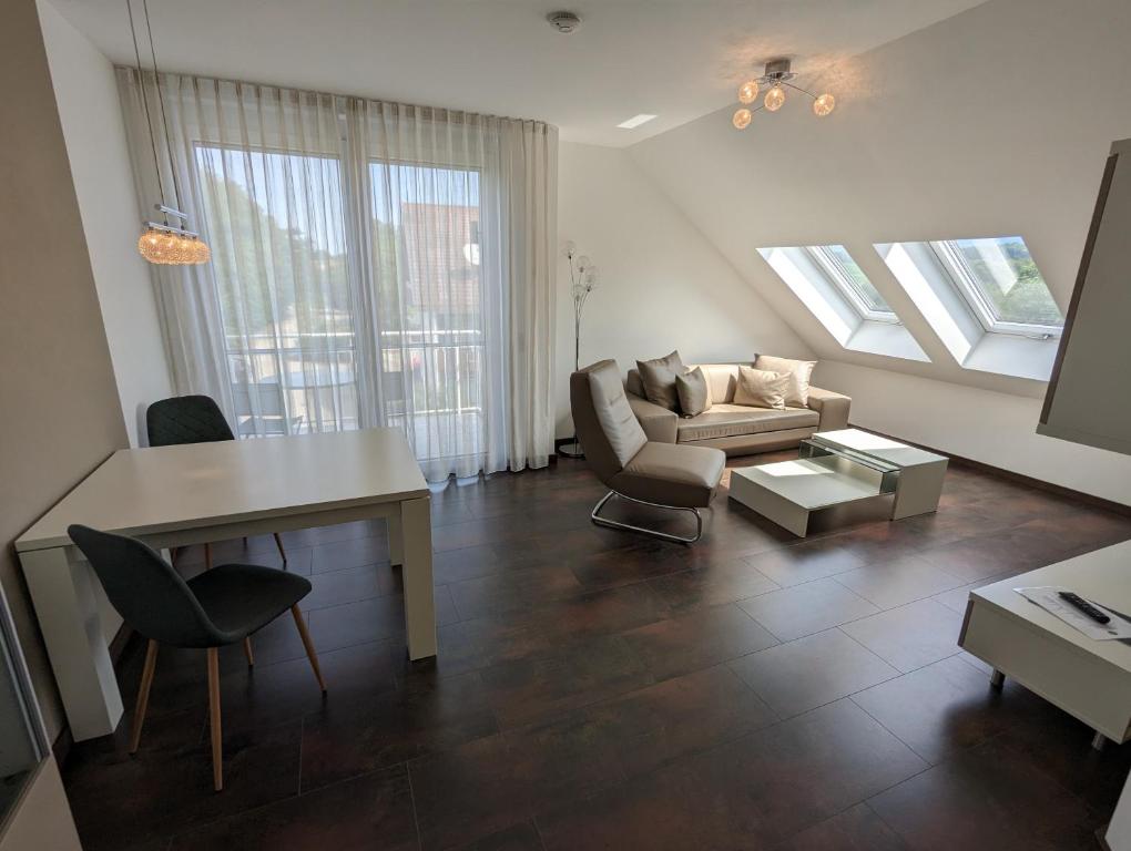 - un salon avec un canapé et une table dans l'établissement Golf & Wellness Suite Bad Bellingen Apartment 5-9, à Bad Bellingen