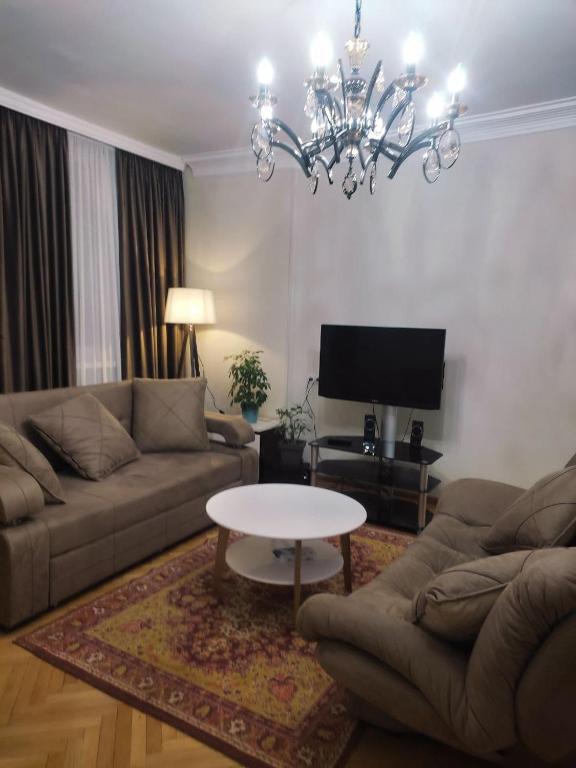uma sala de estar com um sofá e uma mesa em Liana apartaments em Tbilisi