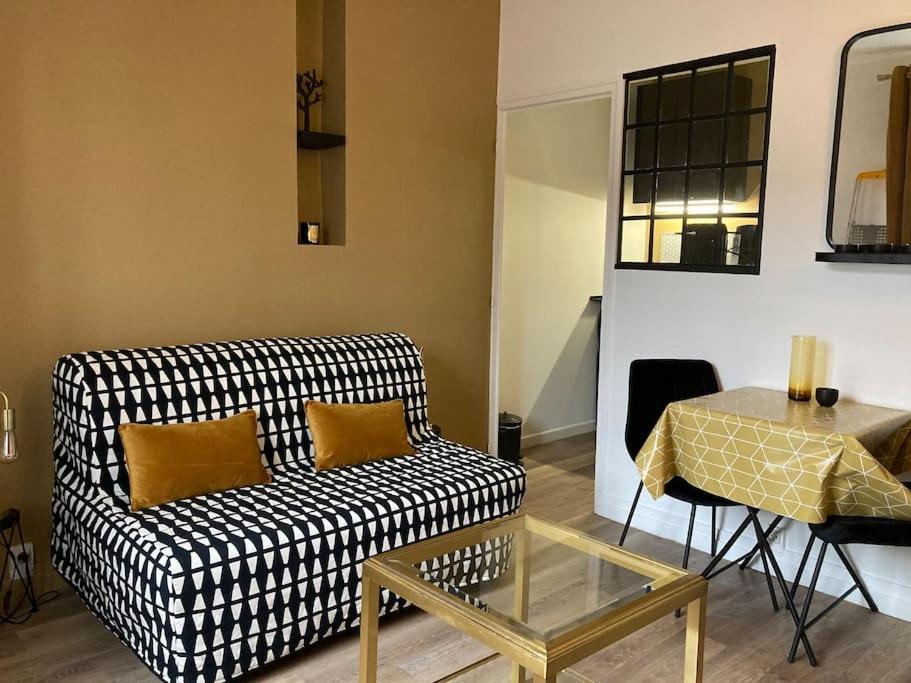 un salon avec un canapé et une table dans l'établissement Studio à La Rochelle, à La Rochelle
