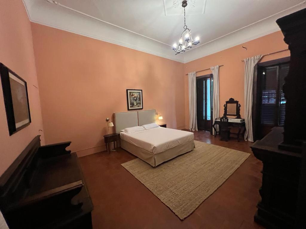 een slaapkamer met een bed en een piano bij Terre di siena in Florence