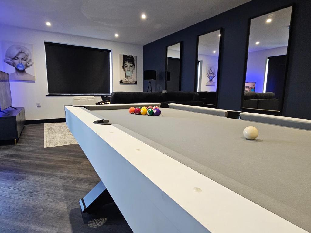Billiards table sa Sun Inn - Boutique Apartments Bingley