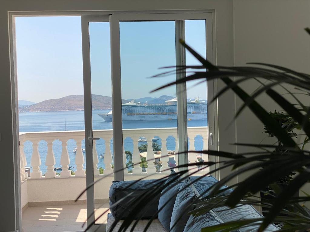 サランダにあるAmarilis Luxury Apartmentsの海が見えるバルコニー付きの部屋