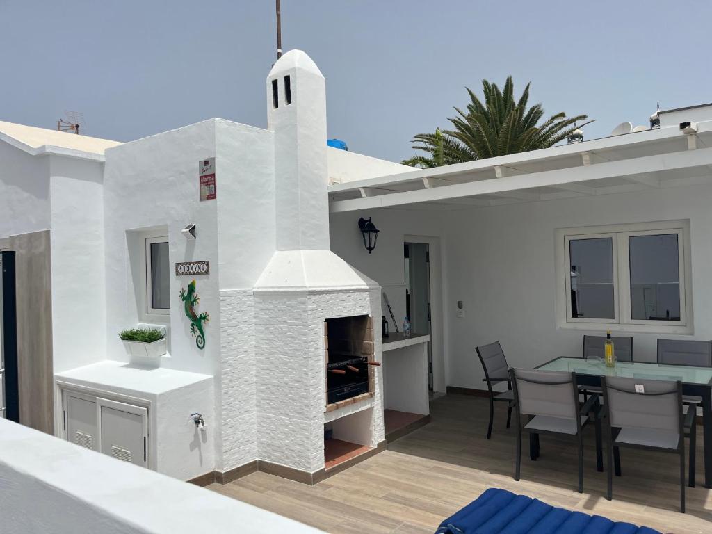 Casa con cocina y zona de comedor con chimenea. en MYM, en Tías