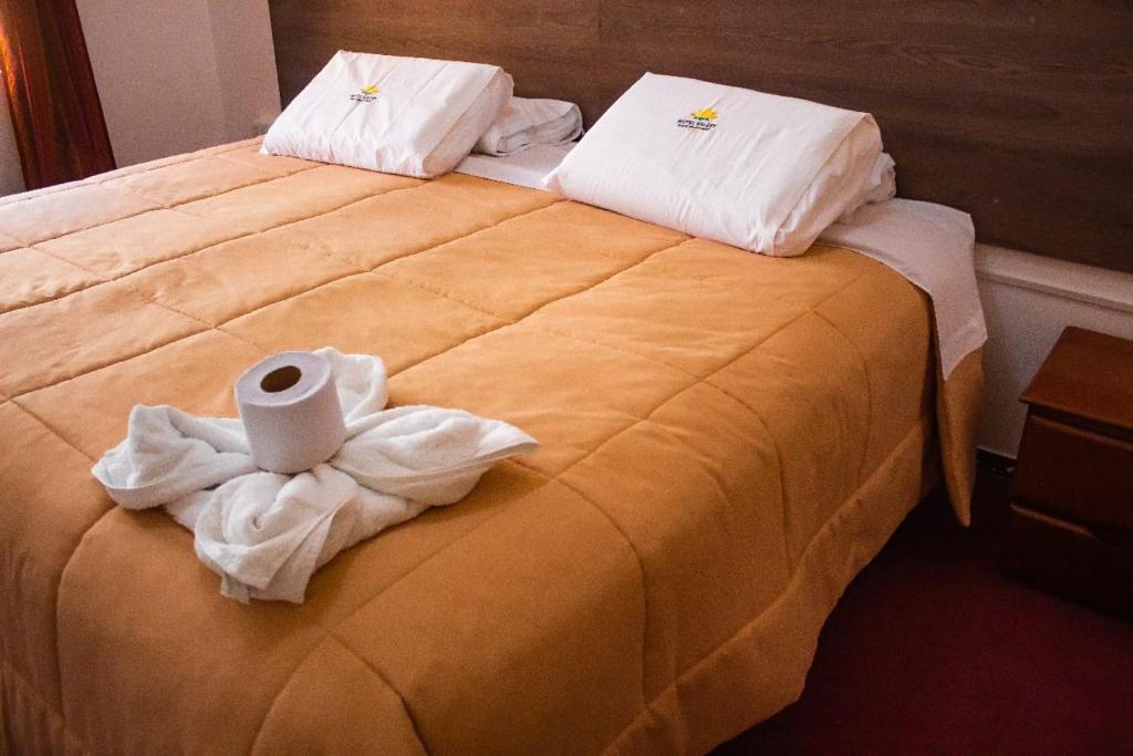 ein Bett mit Handtüchern und eine Rolle Toilettenpapier darauf in der Unterkunft Hotel Valery II in Huaraz