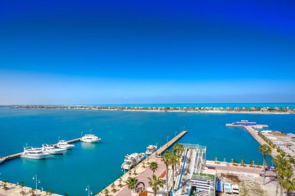 vistas a un puerto con barcos en el agua en Executive Royal Tower Apartments - Sky Lounge en El Alamein