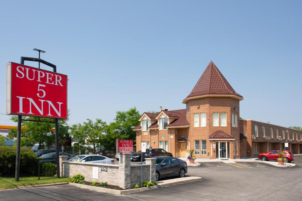 un panneau indiquant une super auberge dans un parking dans l'établissement Super 5 Inn, à Mississauga