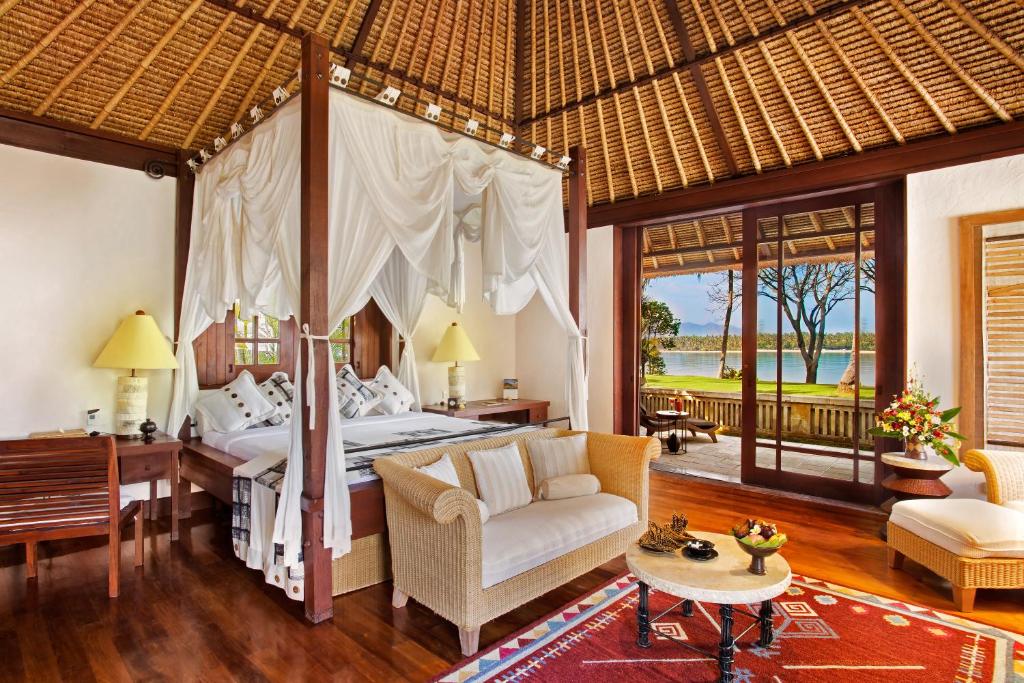 Postel nebo postele na pokoji v ubytování The Oberoi Beach Resort, Lombok