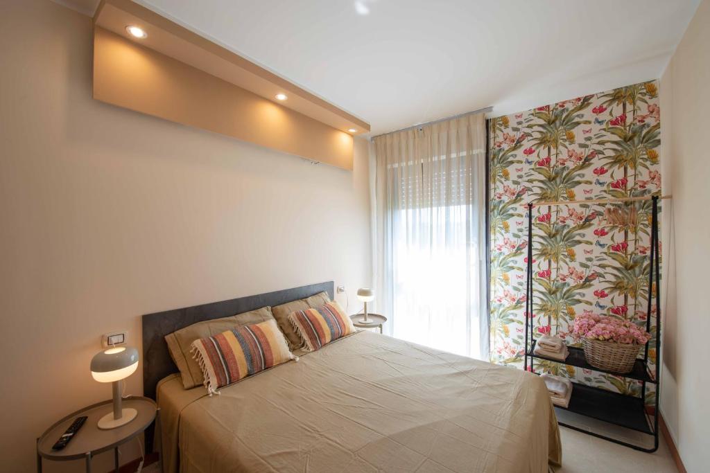 1 dormitorio con cama y ventana grande en URBAN LIFE FLAT, en Verona