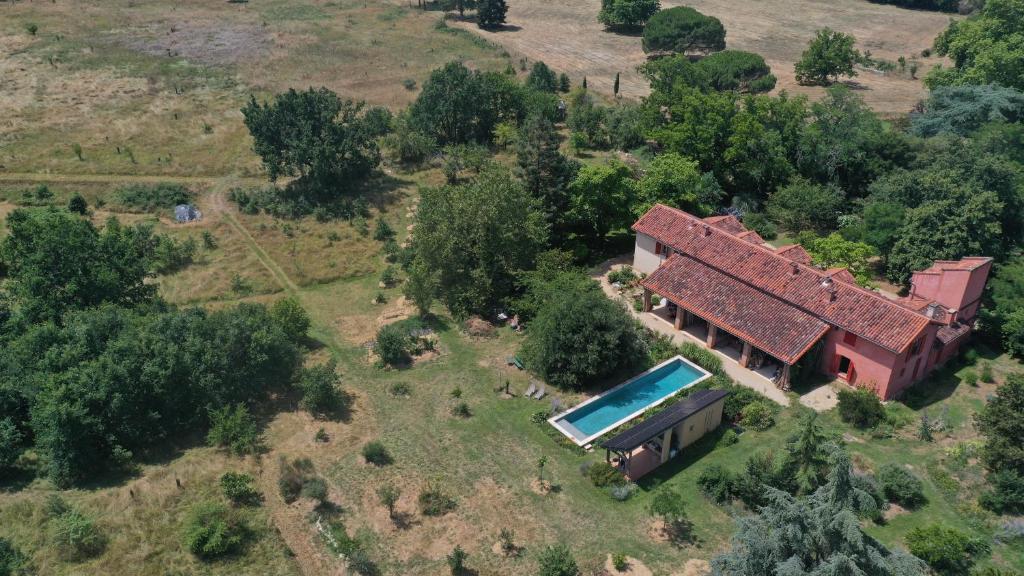 una vista aérea de una casa con piscina en Chant du Buc, le Loft, en Marssac-sur-Tarn