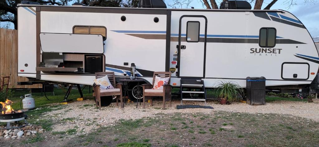 Foto sihtkohas Smithville asuva majutusasutuse River RV, Romance Glamping Pup Paradise Riverside galeriist