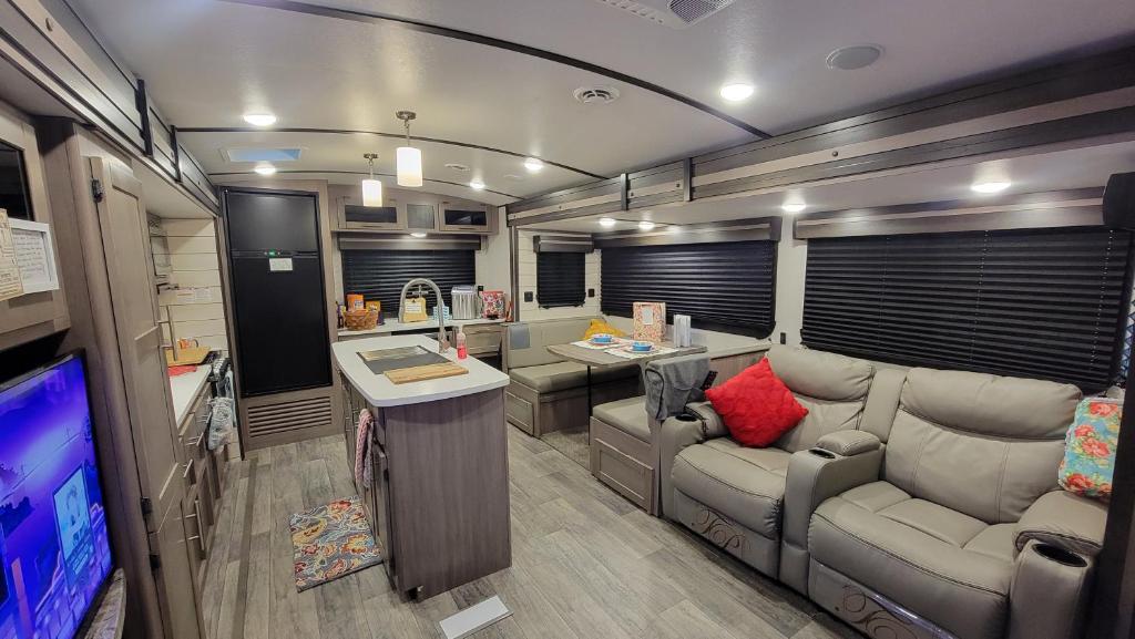Istumisnurk majutusasutuses River RV, Romance Glamping Pup Paradise Riverside