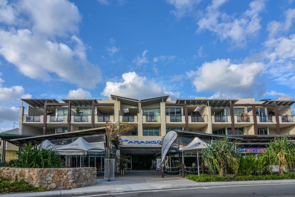 um edifício de hotel com um céu azul ao fundo em Paradiso Resort by Kingscliff Accommodation em Kingscliff