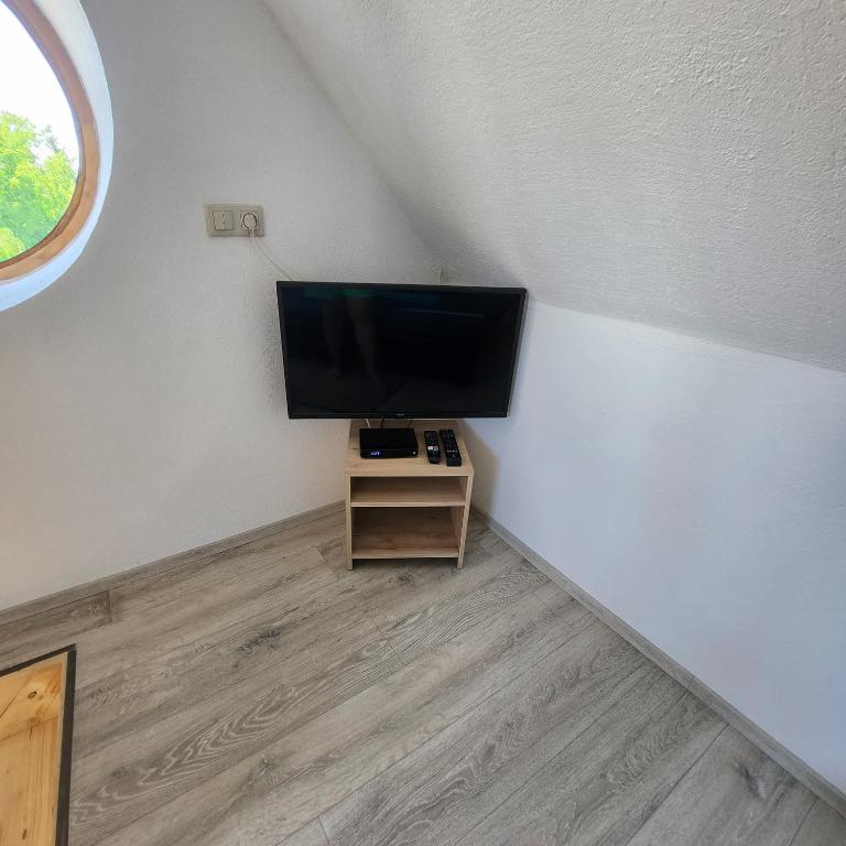 TV a/nebo společenská místnost v ubytování Fácán-Lak