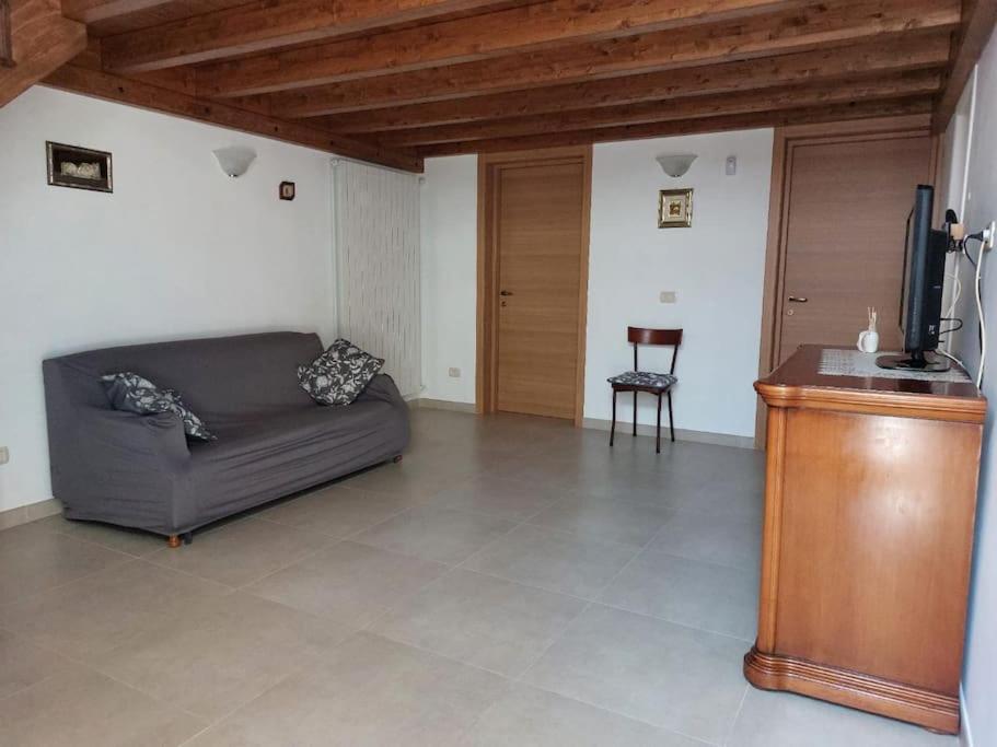 ein Wohnzimmer mit einem Sofa und einem Tisch in der Unterkunft Locazione turistica messapi in Manduria