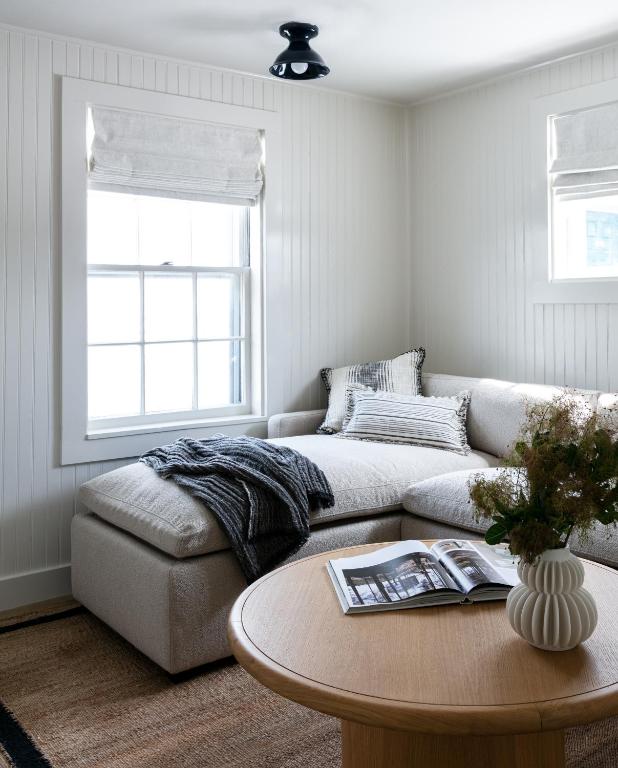 Bluebird Ocean Point Inn - King Suite