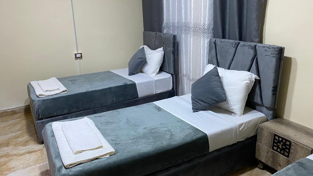 Postel nebo postele na pokoji v ubytování Petra Rose Apartment
