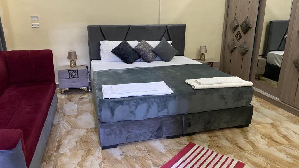 Postel nebo postele na pokoji v ubytování Petra Rose Apartment