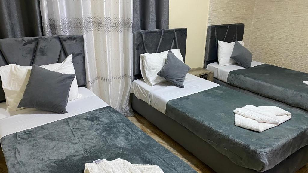 Postel nebo postele na pokoji v ubytování Petra Rose Apartment