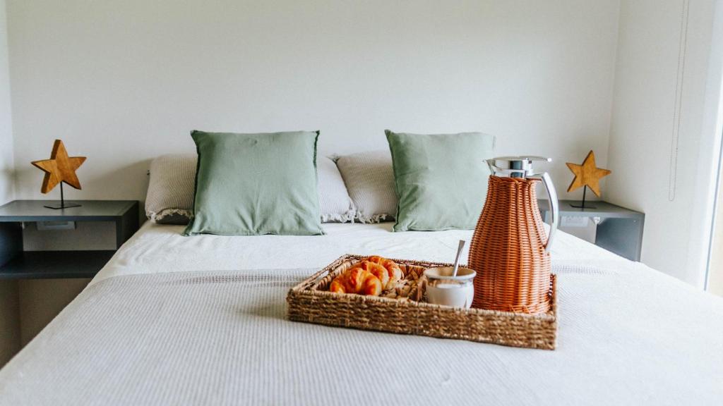 a basket of fruit sitting on top of a bed at Madero departamentos in El Bolsón