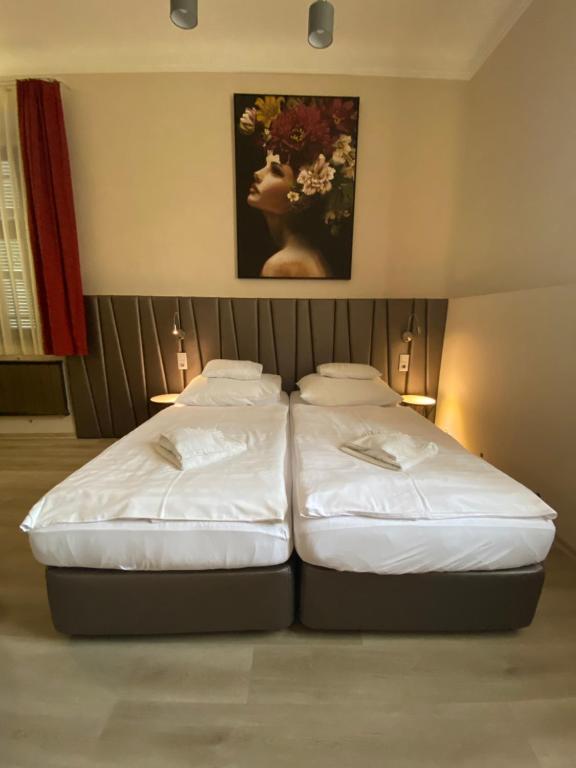 duas camas sentadas uma ao lado da outra num quarto em Pető Apartman em Gyor