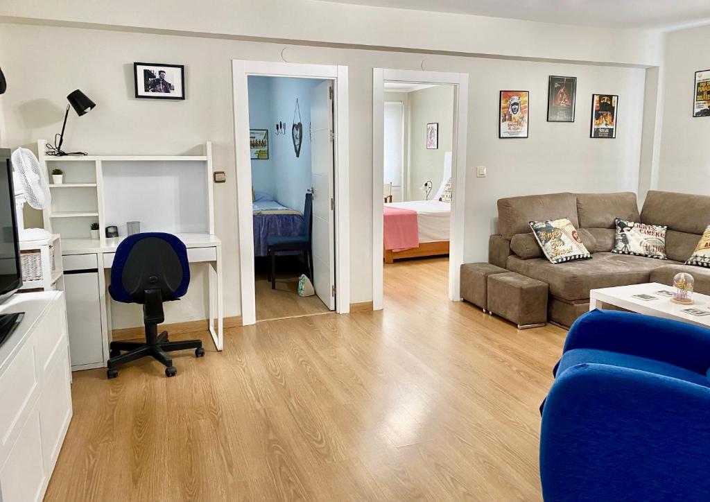 a living room with a couch and a desk at Apartamento en el Centro, 2 dormitorios, junto parking telpark in Almería