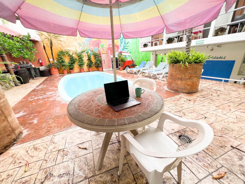 Bazén v ubytování ITH Sayulita Amazing Surf Hostel nebo v jeho okolí