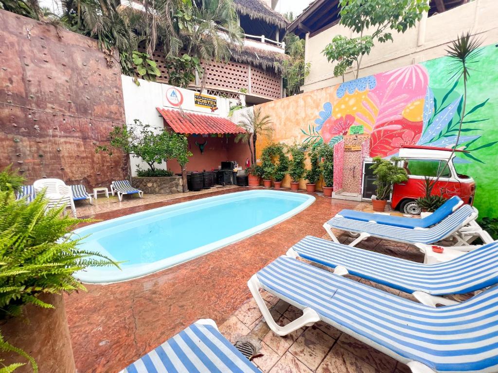 Bazén v ubytování ITH Sayulita Amazing Surf Hostel nebo v jeho okolí