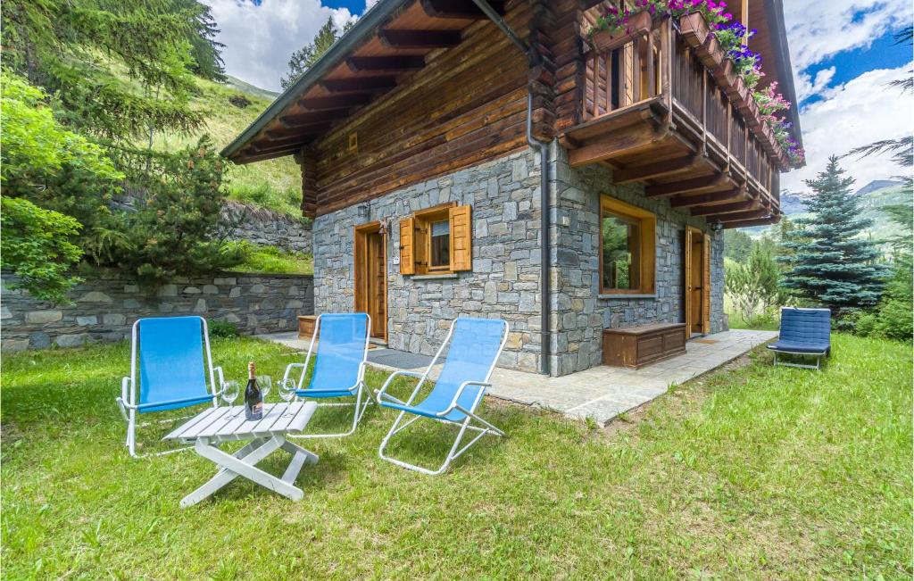 a group of chairs and a table in front of a cabin at Le Coeur De Lea in Champoluc