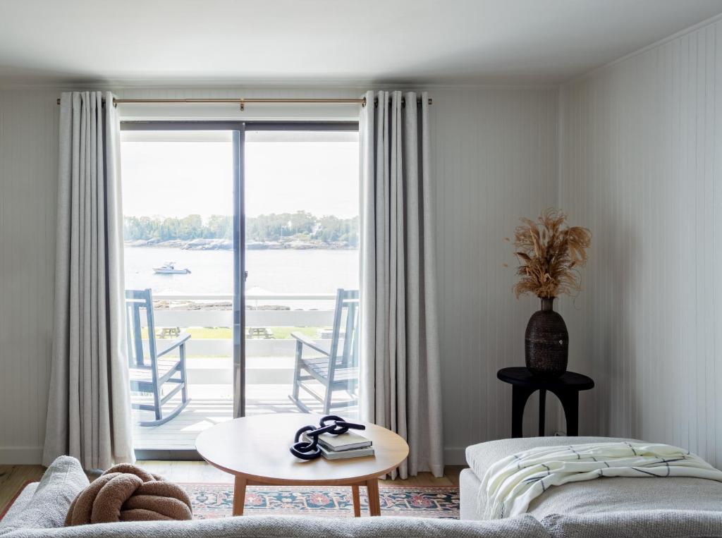 Bluebird Ocean Point Inn - Deluxe Double Room With Balcony And Sea View