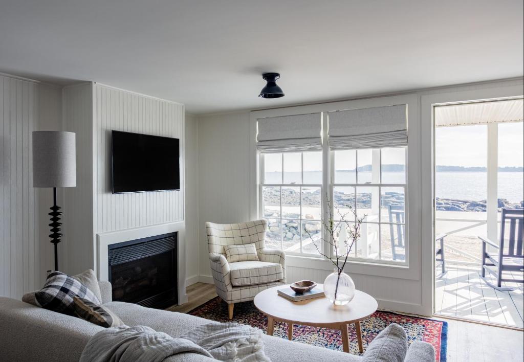 Bluebird Ocean Point Inn - Suite With Sea View