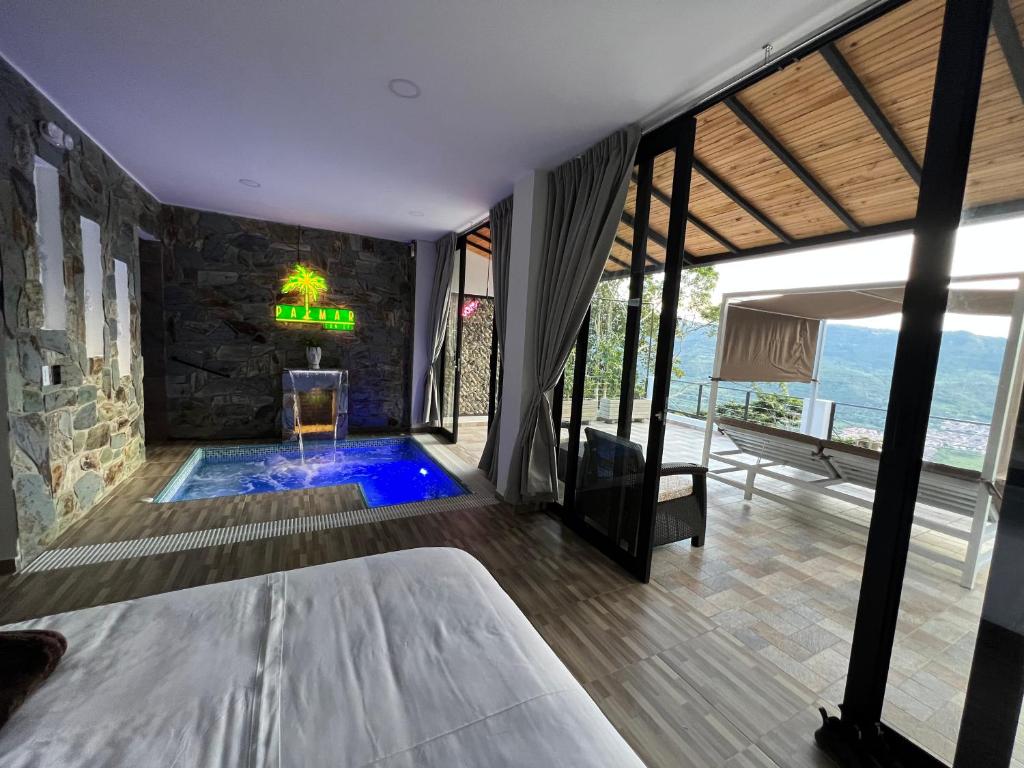 a room with a swimming pool in the middle of a house at Palmar San Gil in San Gil