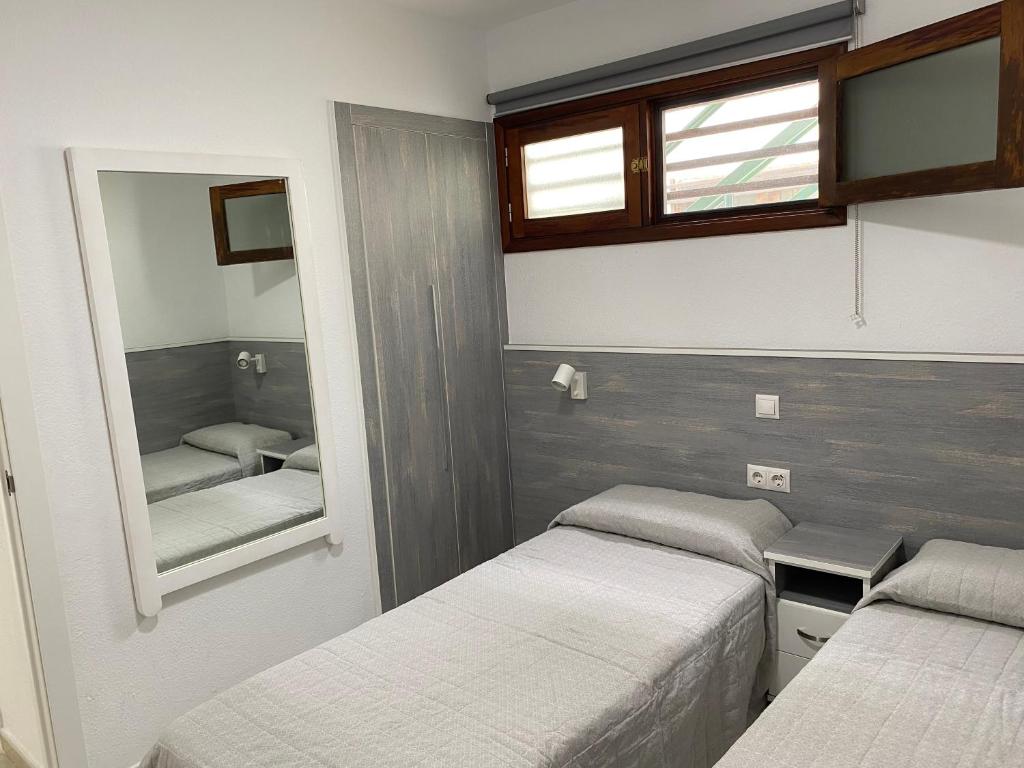 1 dormitorio con 2 camas y espejo en Puerto Rico Savage 3, en Mogán