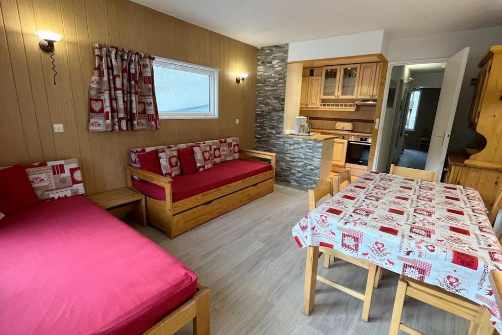 sala de estar con mesa y sofá en T2 spacieux lumineux TIGNES VAL CLARET en Tignes