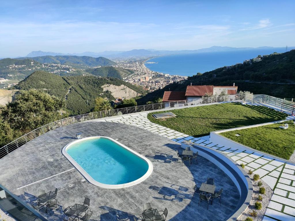 - une piscine sur une terrasse avec vue sur l'océan dans l'établissement Tenuta Croce Appartamento Karol-Piscina-Vista Mare, à Salerne