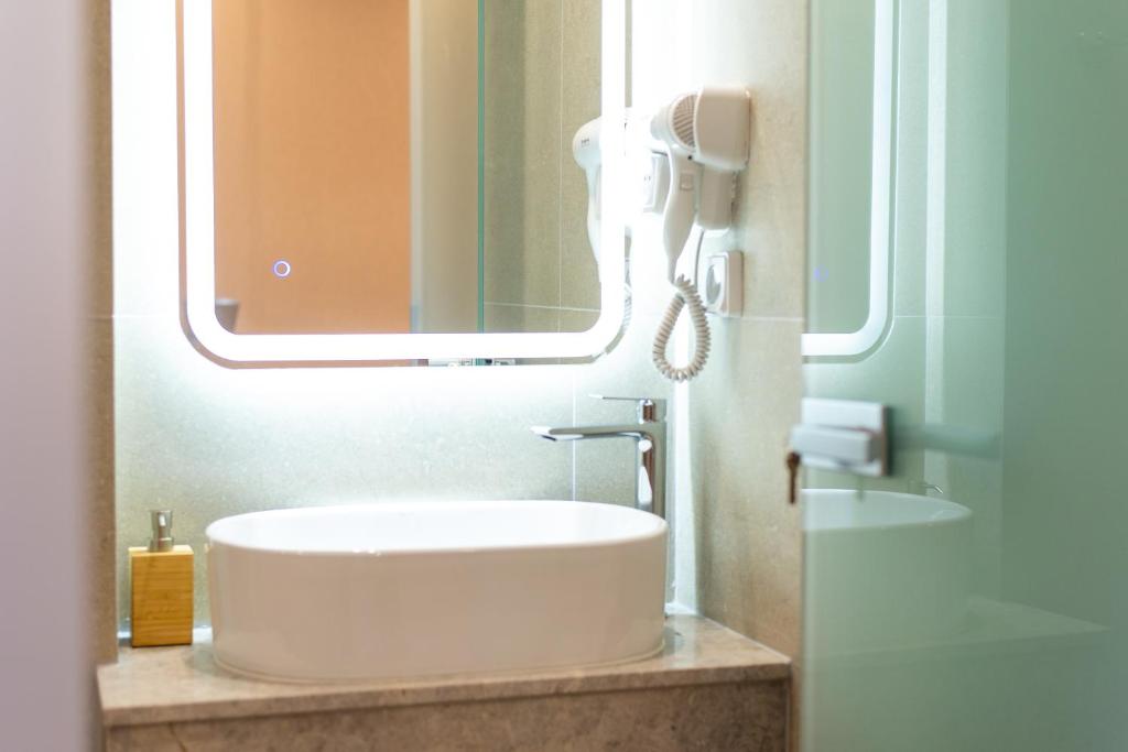 Airscape Hotel Free Shuttle From And To Athen's Airport - 1