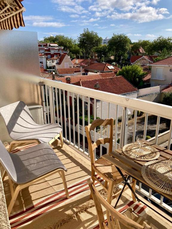 d'une terrasse avec 2 chaises et une table sur un balcon. dans l'établissement Charmant studio rénové 3 couchages Arcachon centre ville, à Arcachon