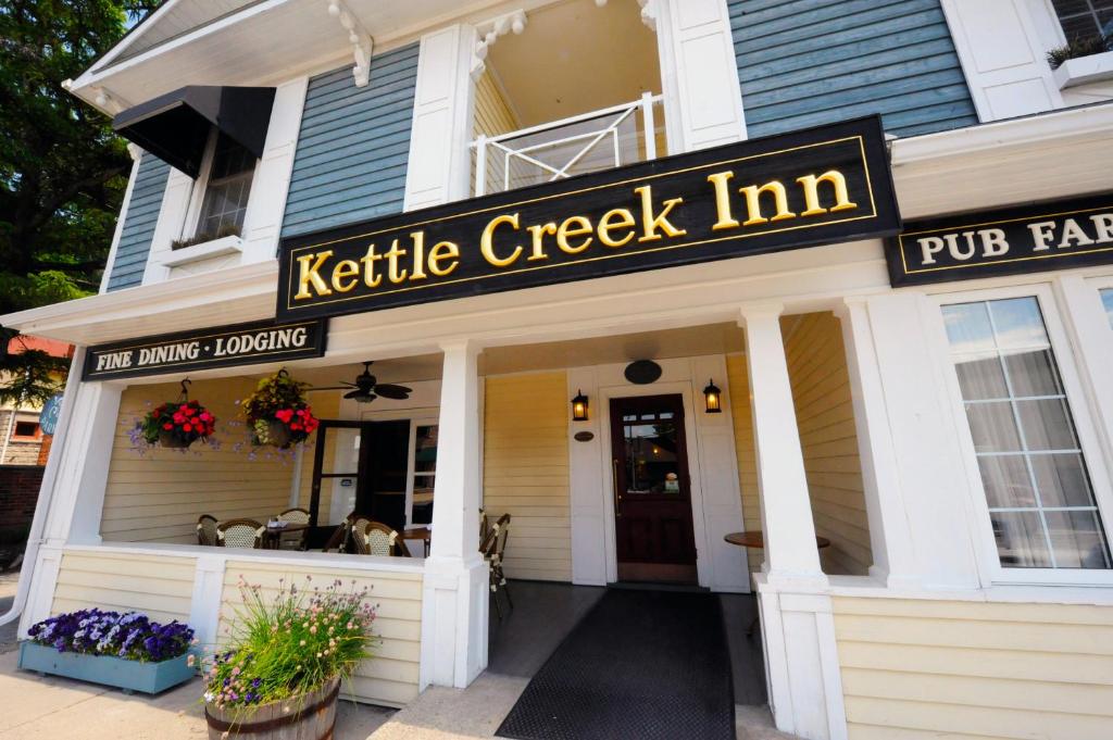 uma estalagem de chaleiras está na rua em Kettle Creek Inn em Port Stanley