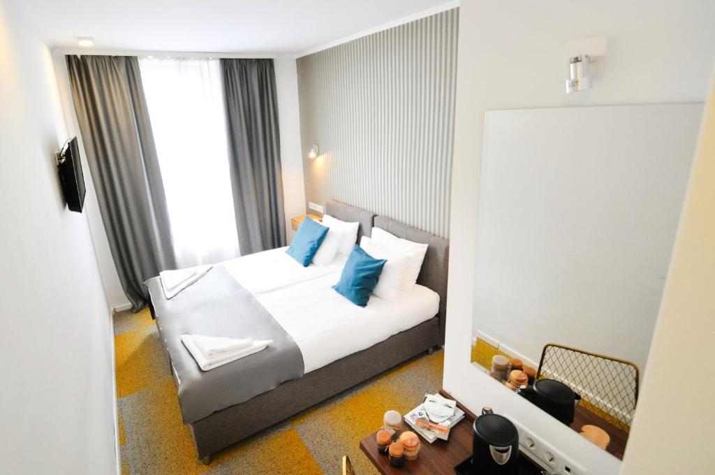 Postel nebo postele na pokoji v ubytování Heritage Hotel Petrakija