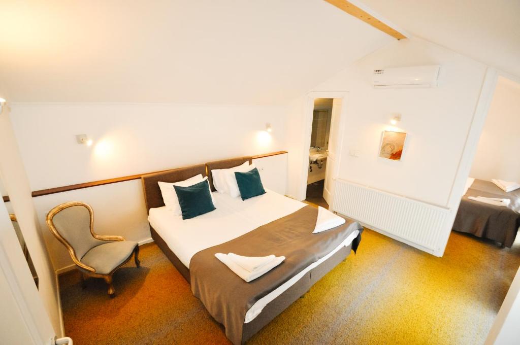 Postel nebo postele na pokoji v ubytování Heritage Hotel Petrakija