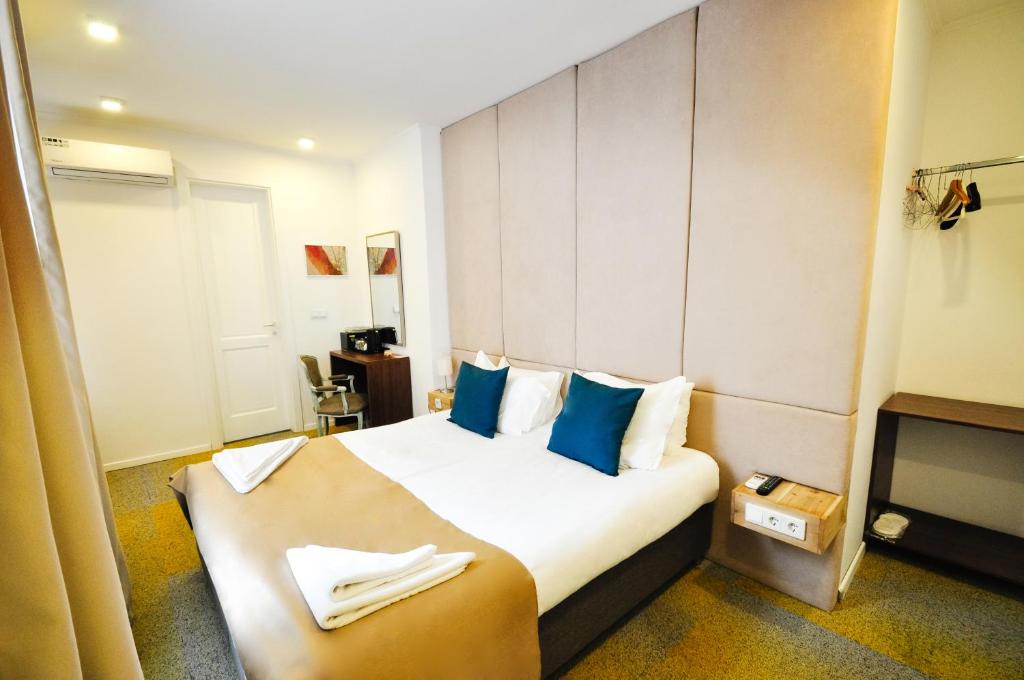Postel nebo postele na pokoji v ubytování Heritage Hotel Petrakija