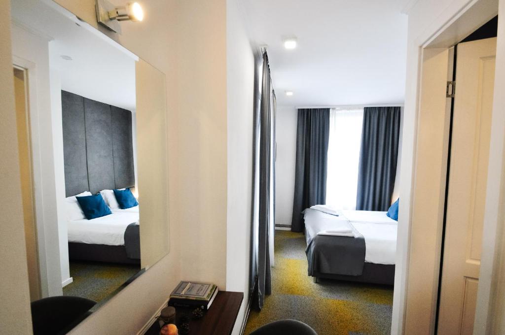 Postel nebo postele na pokoji v ubytování Heritage Hotel Petrakija