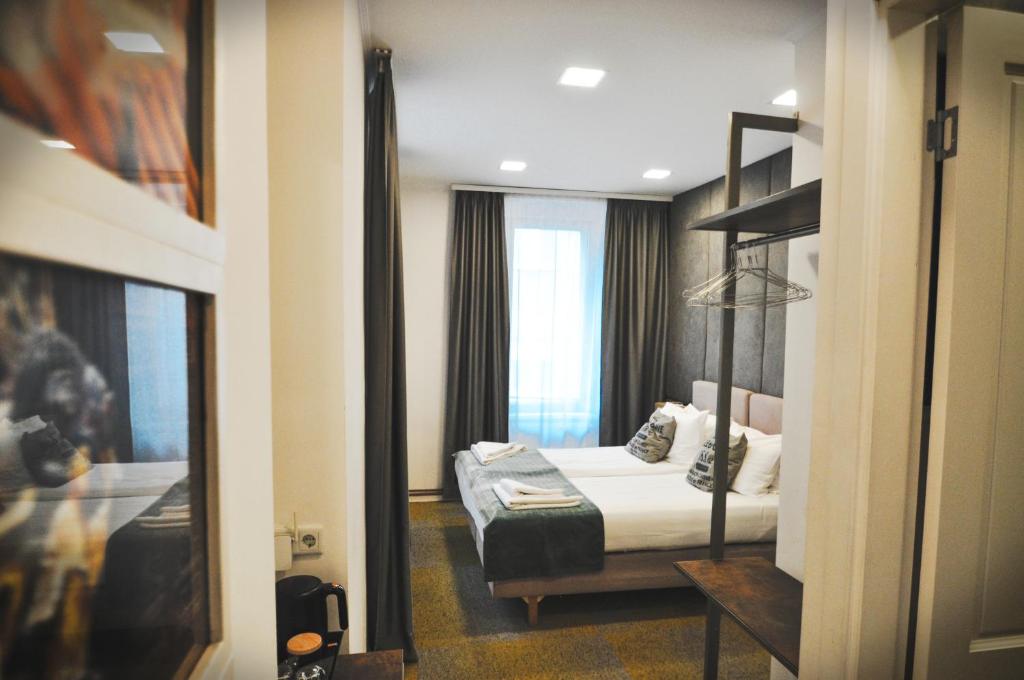 Habitación de hotel con cama y ventana en Heritage Hotel Petrakija en Sarajevo