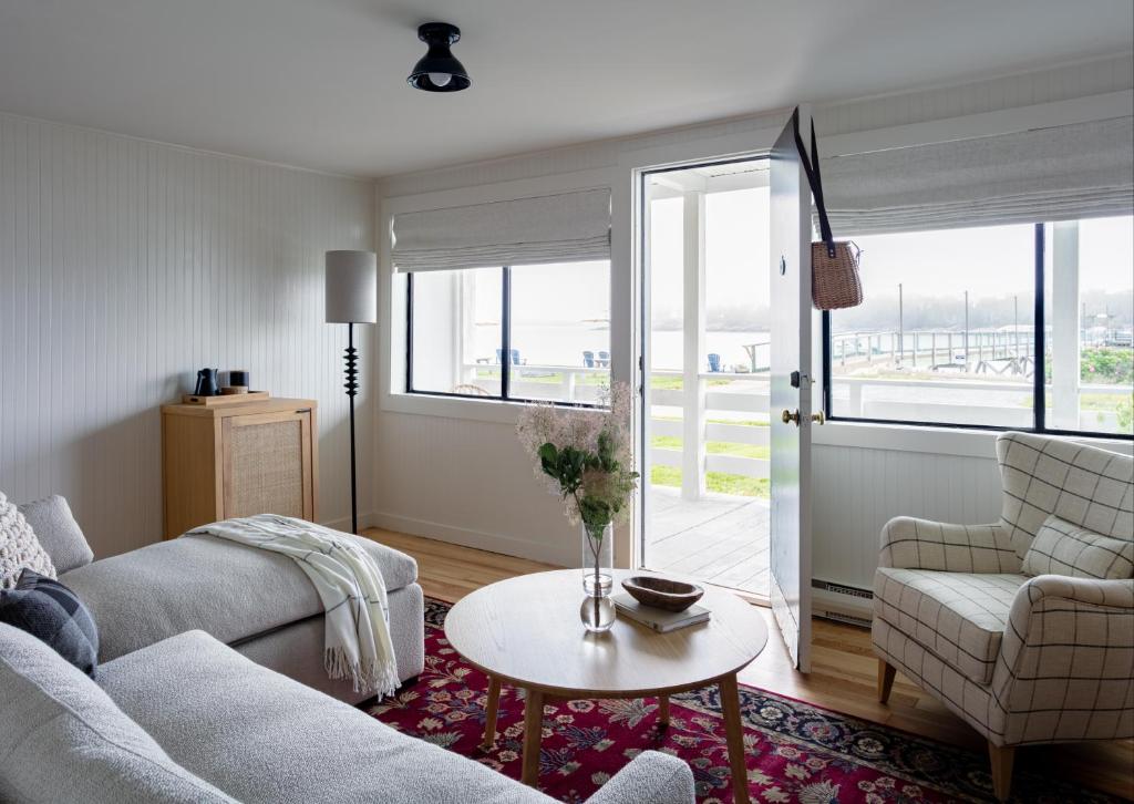 Bluebird Ocean Point Inn - Deluxe Suite With Sea View