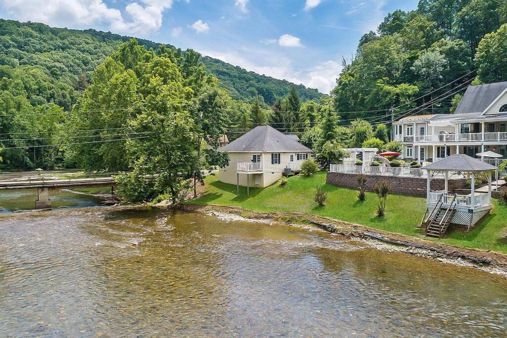 z góry widok na dom nad rzeką w obiekcie Jackson River Estate Cozy Cottage on the River w mieście Covington